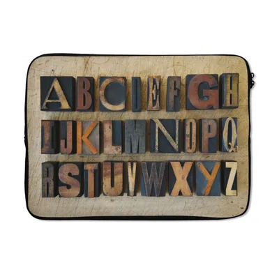 Produktbild von MuchoWow® Laptop Hülle 13 Zoll Nahaufnahme des Alphabets auf einem hölzernen Hintergrund Laptoptasche - Laptophülle - Sleeve - Rundumschutz