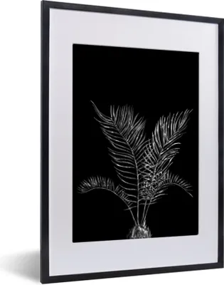 Produktbild von MuchoWow® Gerahmtes Poster Blätter einer Palme auf schwarzem Hintergrund - schwarz und weiß 30x40 cm - Poster mit Schwarzem Bilderrahmen Wandposter Rahmen Foto Bilder - Wandposter Schlafzimmer