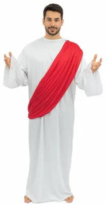 Mann trägt weißes Jesus Kostüm mit roter Stola und ausgestreckten Armen vor hellem Hintergrund.