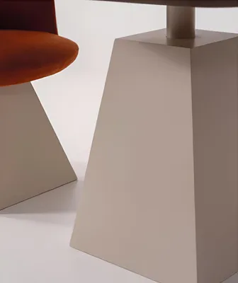 Immagine prodotto di Elegante gruppo pranzo con sedie moderne in tessuto e tavolo in legno