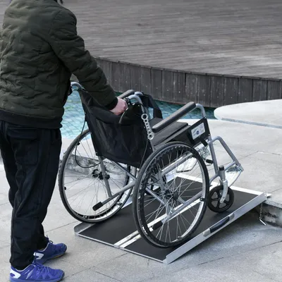 Produktbild von Rollstuhlrampe faltbar Aluminium, Auffahrrampe Rollstuhl Rollator, rutschfest, Silber/Schwarz | 91 x 72 cm | 270 kg