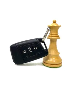 Produktbild von ROOGU Schlüsselanhänger echte Schachfigur Ring Auto Königin Holz Indien Handmade