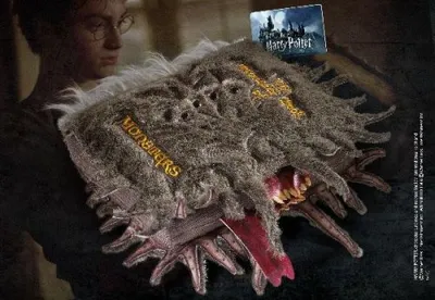 Zdjęcie produktu dla Pluszowa figurka kolekcjonerska Noble Collection Harry Potter Księga potworów 30 x 36 cm