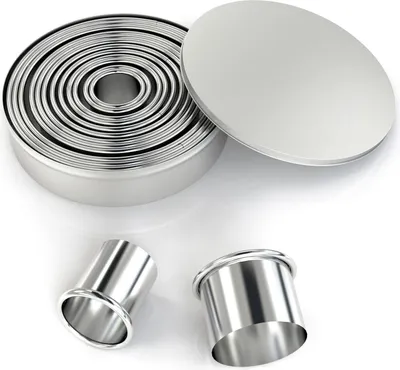 Produktbild von Intirilife 12-teiligs Ausstechformen Set in Silber mit Aufbewahrungsbox - Cutter Ringe Rund aus Edelstahl für Kekse Cookie Plätzchen Gebäck Backform Ausstecher