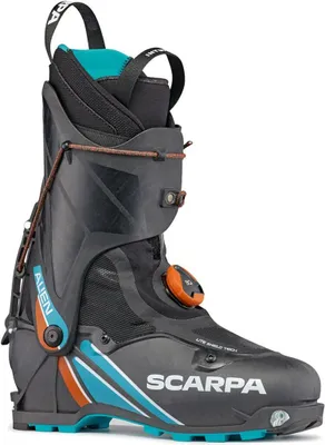 Schwarz-blauer Skitourenschuh "Alien" von Scarpa mit orangefarbenen Akzenten und Schnalle.