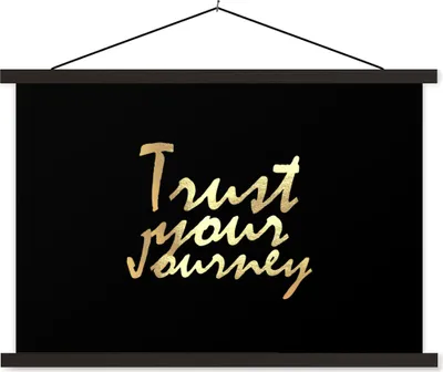 Produktbild von MuchoWow® Textilposter Zitate - Reisen - Schwarz - Gold 60x40 cm mit schwarzem Rahmen - Hölzernes