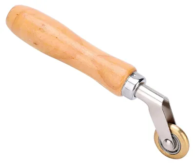 Produktbild von Andrückrolle, Stachelwalze mit 5-Zoll Holzgriff für wasserdichte Ecknähte