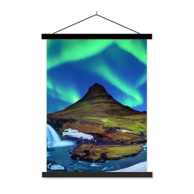 Produktbild von MuchoWow® Textilposter Nordlicht - Sternenhimmel - Island - Berg - Grün - Wasserfall - See 90x120 cm mit schwarzem Rahmen - Dekoration