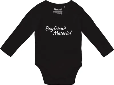 Produktbild von Huuraa Baby Body Boyfriend Material Schriftzug 80 Black  Baumwolle Fairtrade Langarmbody Geschenkidee