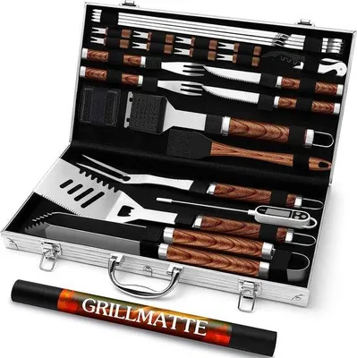 Imagen del producto de Juego de utensilios para barbacoa Unyqoos® de 26 piezas, fabricado en acero inoxidable, que incluye: termómetro para carne, espátula para barbacoa y pinzas, maletín de transporte de aluminio, mangos de 40 cm, color marrón