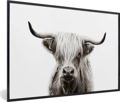 Produktbild von MuchoWow® Gerahmtes Poster Schottischer Highlander - Kuh - Schwarz - Weiß 90x60 cm - Poster mit Schwarzem Bilderrahmen Wandposter Rahmen Foto Bilder - Fotorahmen - Foto-Plakat