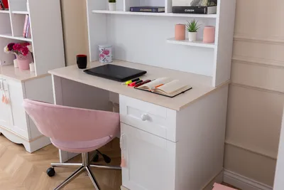 Obrázek produktu pro Moderní bílý nábytek do dětského pokoje Robustní dřevěný stůl Elegantní police