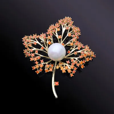 Produktbild von INF Elegante weiße Ahornblattbrosche mit Perlenakzent