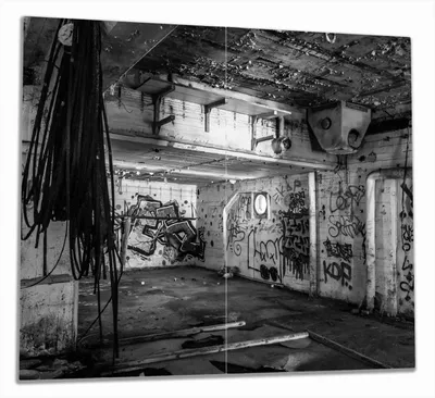Produktbild von Wallario Herdabdeckplatte aus Glas, Größe 60 x 52 cm 2-teilig, Motiv Alte verlassene Fabrik in schwarz weiß mit Graffiti