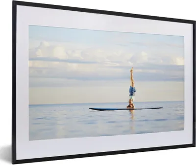 Produktbild von MuchoWow® Gerahmtes Poster Ein Mann macht Yoga auf einem Paddleboard 60x40 cm - Poster mit Schwarzem Bilderrahmen Wandposter Rahmen Foto Bilder - Schlafzimmer - Plakat in Rahmen - Drucken