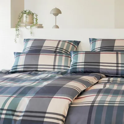 Produktbild von elegante Mako-Satin-Bettwäsche-Garnitur Angle Farbe Rauchblau Größe 135x200+80x80