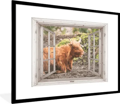 Produktbild von MuchoWow® Gerahmtes Poster Schottischer Highlander - Durchblick - Tier - Natur 80x60 cm - Poster mit Schwarzem Bilderrahmen Wandposter Rahmen Foto Bilder - Schlafzimmer-Dekorationen - Fotoposter