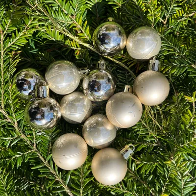 Produktbild von 24 x kleine Weihnachtskugeln aus Kunststoff zum Hängen - Baumkugeln wetterfest Christbaumkugeln Kunststoff  Baumschmuck