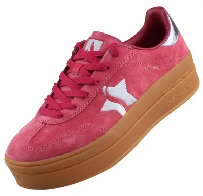 Auf dem Bild ist ein roter Freizeitschuh zu sehen der von der linken Seite abgebildet ist. Der Schuh besitzt weiße Sohlen und eine Schnürung in der Mitte.
