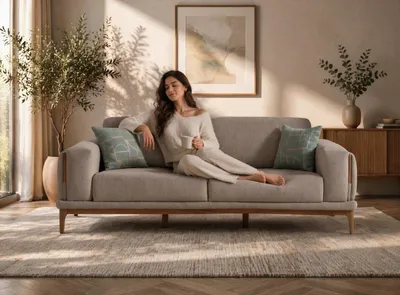 Immagine prodotto di Elegante divano a tre posti color beige - Divano a tre posti per salotto moderno