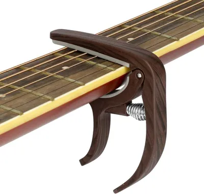 Image de Capodastre en métal pour guitare, dimensions 7,5 x 9 x 1 cm, avec accordeur à clip et 6 médiators colorés, pour guitare