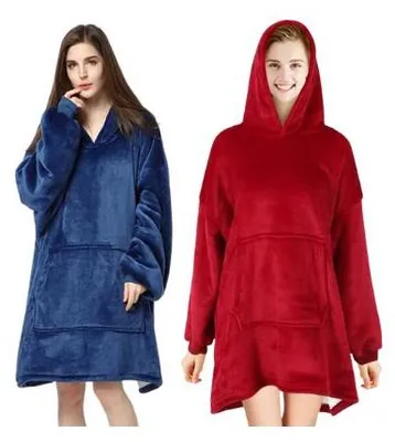 Zwei Frauen, die übergroße tragbare Decken-Hoodies vorführen, einer in Blau und einer in Rot, beide mit großen Fronttaschen