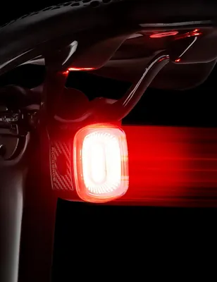 Image de Feu arrière de vélo, lampe arrière de vélo intelligente rechargeable par USB, étanche IPX6, avec 5 modes d'éclairage utiles