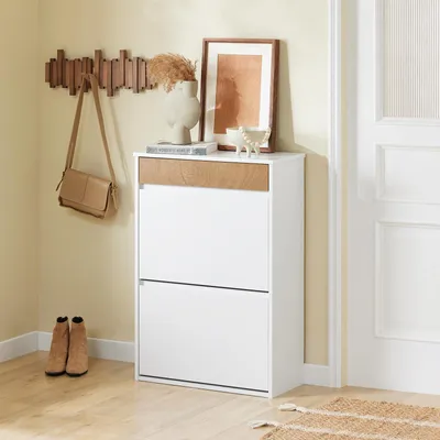 SoBuy Schuhschrank FSR205-WN weiß geschlossen im Flur mit Wandregal und Tasche