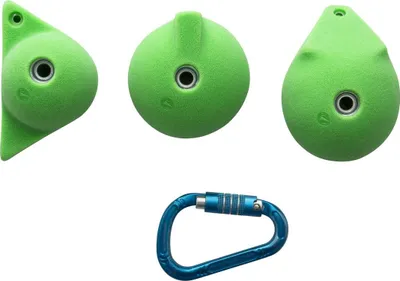 Drei grüne Klettergriffe aus der Serie "Absolute Spheres M Pinches" von Entre Prises; inklusive blauer Karabiner.