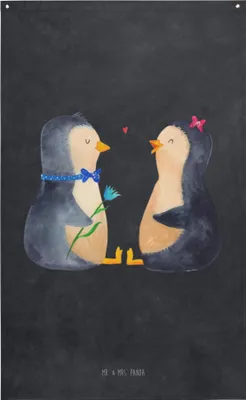 Produktbild von Mr. & Mrs. Panda Tapisserie Pinguin Pärchen - Kreidetafel - Geschenk, Verknallt, Verlobung, Wandtuch, Wandbild, Hochzeitstag, Liebe, Tapestry, Hängedeko, Boho Wandteppich