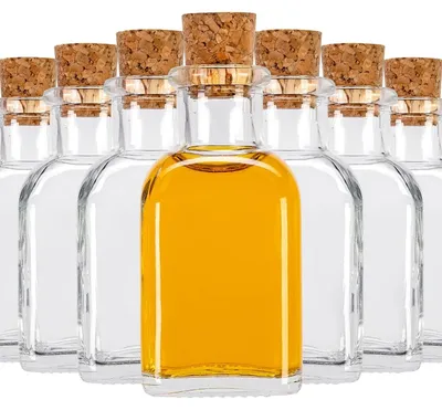 Imagen del producto de Juego de 50 elegantes botellas de vidrio de 50 ml con tapones de corcho