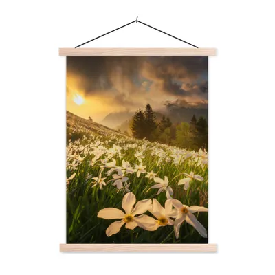 Produktbild von MuchoWow® Textilposter Blumenfeld - Hügel - Sonnenuntergang - Berg - Natur - Weiß - Hügel 120x160 cm mit holzfarbenen Rahmen - Plakatkarton