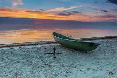 Produktbild von Wallario Premium Vliestapete Fototapete Einsames Fischerboot mit Anker am Strand in der Größe 400 x 267 cm, extra dick, wird in 5 Teilen geliefert
