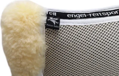 Produktbild von Engel Reitsport AirTec Plus Schabracke AT-SCHABRA1AP Lammfell&Funktionsgewebe wirbelsäulenfrei aufpolsterbar rutschhemmende Gel-Oberfläche Fellrand vorne VSS (Vielseitigkeit/Springen) Weiß/Medizinisch