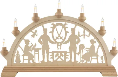 Ein traditioneller Schwibbogen aus dem Erzgebirge zeigt filigrane Holzschnitzereien mit Bergleuten und einer Familie unter einem Bogen aus acht kleinen elektrischen Kerzen die eine warme und einladende Atmosphäre schaffen