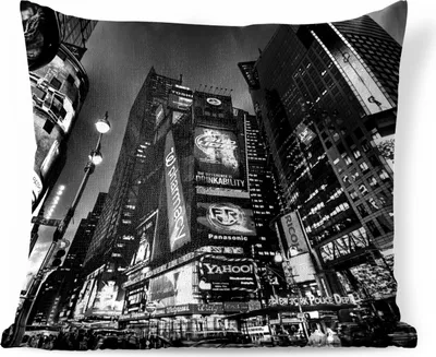 Produktbild von MuchoWow® Zierkissen Sofakissen Wohnzimmer Dekokissen 40x40 cm Times Square am Abend - schwarz und weiß - Foto Kissen - Schlafzimmer Dekoration