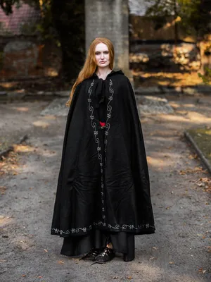 Produktbild von Wollumhang mit Stickerei Schwarz "Alma"