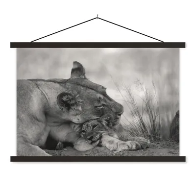 Produktbild von MuchoWow® Textilposter Löwin - Jungtier - Schwarz 120x80 cm mit schwarzem Rahmen - Wanddeko