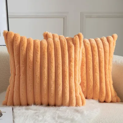 Produktbild von Omgoods – Set aus 2 gestreiften Kissenbezügen aus Kunstfell, 65 x 65 cm, in Orange
