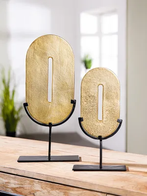 Imagen del producto de Objeto decorativo "Zero", color dorado, sobre soporte de metal . Altura: 29 cm. Ancho: 15 cm. Profundidad: 6 cm. Código: 60185