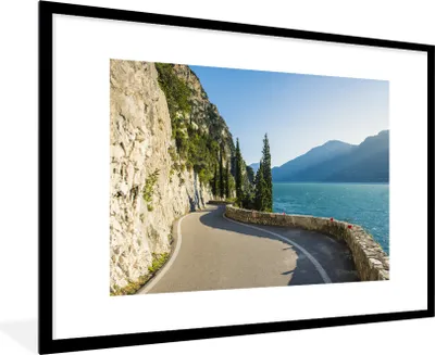 Produktbild von MuchoWow® Gerahmtes Poster Gardasee - Weg - Berg 90x60 cm - Poster mit Schwarzem Bilderrahmen Wandposter Rahmen Foto Bilder - Wanddekoration - Fotos