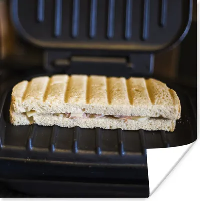 Produktbild von MuchoWow® Poster Toast auf einem schwarzen Sandwicheisen 30x30 cm - Wandposter - Printing