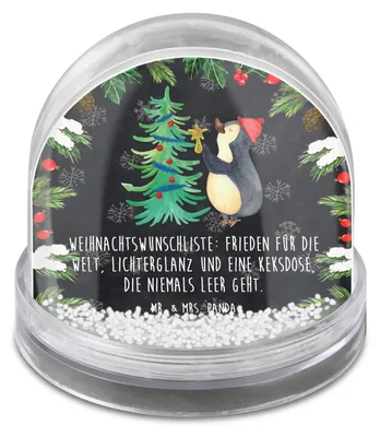 Produktbild von Mr. & Mrs. Panda Schneekugel Weihnachten Pinguin Weihnachtsbaum - Kreidetafel - Geschenk, Winter, Weihnachts, Deko, dekoartikel, schnee kugel