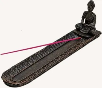 Räucherstäbchenhalter mit einer kleinen Buddha-Statue. Halter ist aus dunklem Polystone.