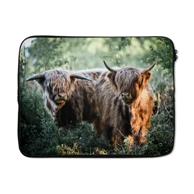 Produktbild von MuchoWow® Laptop Hülle 17 Zoll Laptoptasche Schottische Highlander - Wald - Tiere - Zipper - Schutzabdeckung