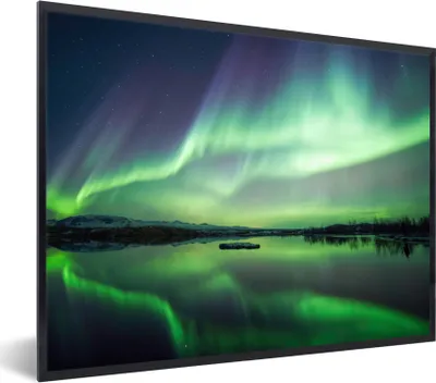 Produktbild von MuchoWow® Gerahmtes Poster Nordlicht - See - Island - Grün - Wald - Schnee 40x30 cm - Poster mit Schwarzem Bilderrahmen Wandposter Rahmen Foto Bilder - Kunstposter - Wanddekorationen