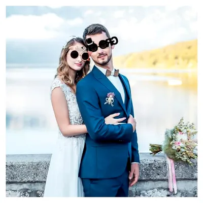 Produktbild von 2er-Set Lustige Brillen für Braut und Bräutigam, Robuste Foto-Requisiten aus Kunststoff für Junggesellenabschied, Hochzeit & JGA Deko, Pink & Schwarz