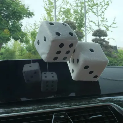 Obrázek produktu pro Plyšové kostky do zpětného zrcátka, retro vzor, bílé, 2 kusy, auto příslušenství