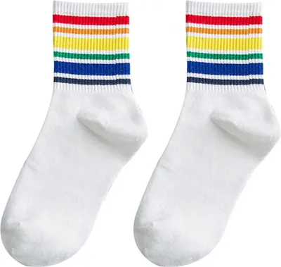 Produktbild von 1 Paar Wintersocken in Regenbogenfarben, gestreift, im Preppy-Stil, dick, rutschfest, warm, weich, mit Mittelrohr, geruchsneutral, Knöchelschutz, Damensocken