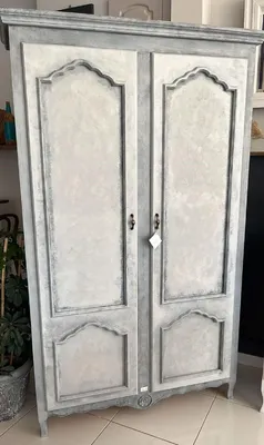 Produktbild von Casa Padrino Landhausstil Schrank Grau 111 x 40 x H. 194 cm - Landhausstil Massivholz Schrank mit 2 Türen - Landhausstil Massivholz Möbel